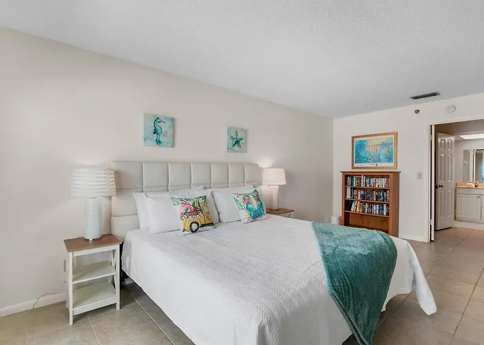 Gulf-Front 3Br With Huge Balcony, Pool And Private Garage
